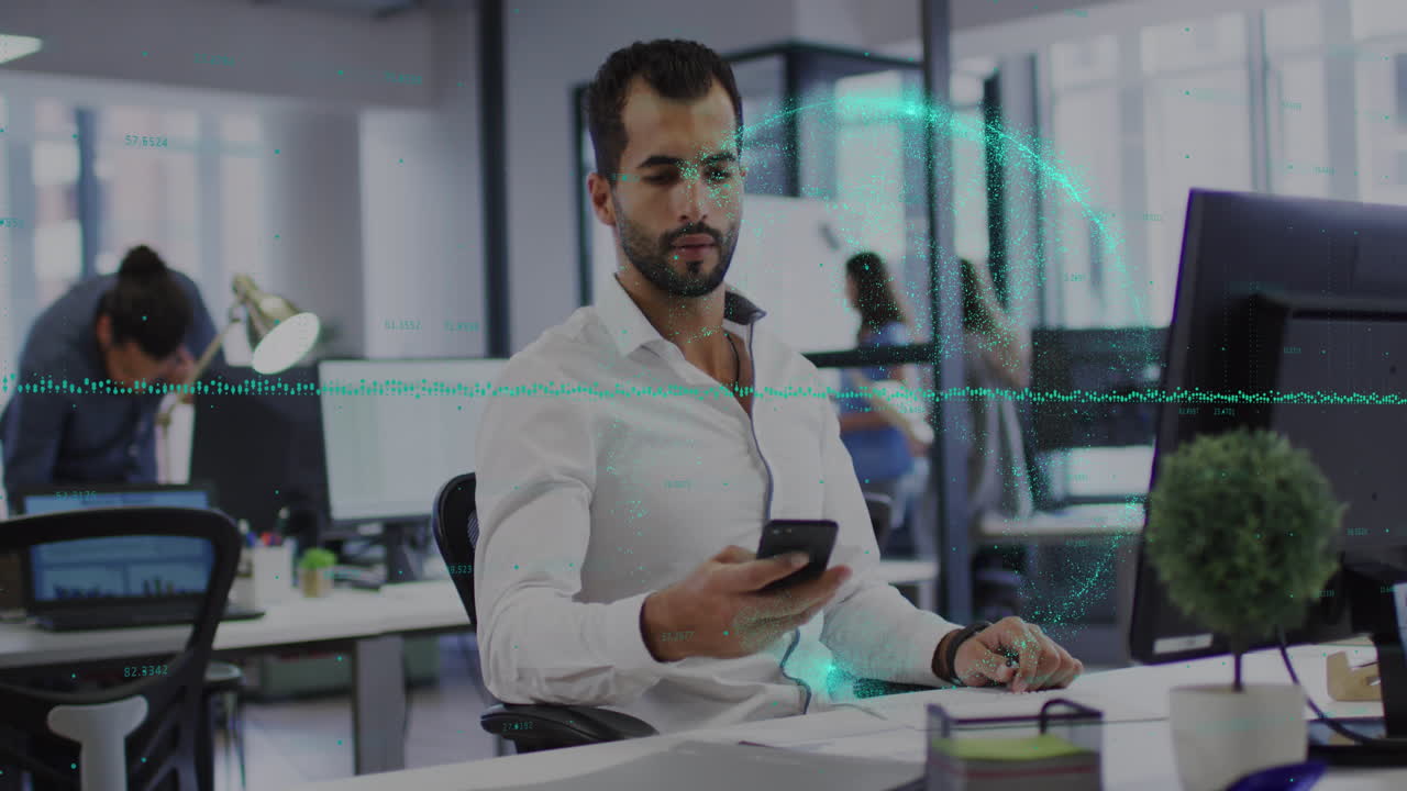 animación del procesamiento de datos sobre un hombre de negocios que usa un teléfono inteligente