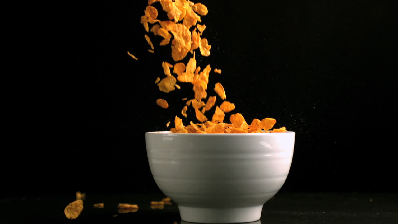 cereal cayendo en un cuenco