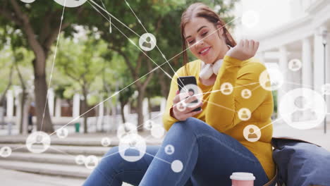 animación de una red de conexiones a través de una mujer caucásica usando un teléfono inteligente