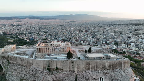 Vistas-Aéreas-De-La-Madrugada-Sobre-La-Acrópolis-En-Atenas,-Grecia