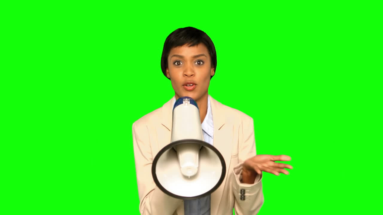 una mujer de negocios seria hablando por megáfono.