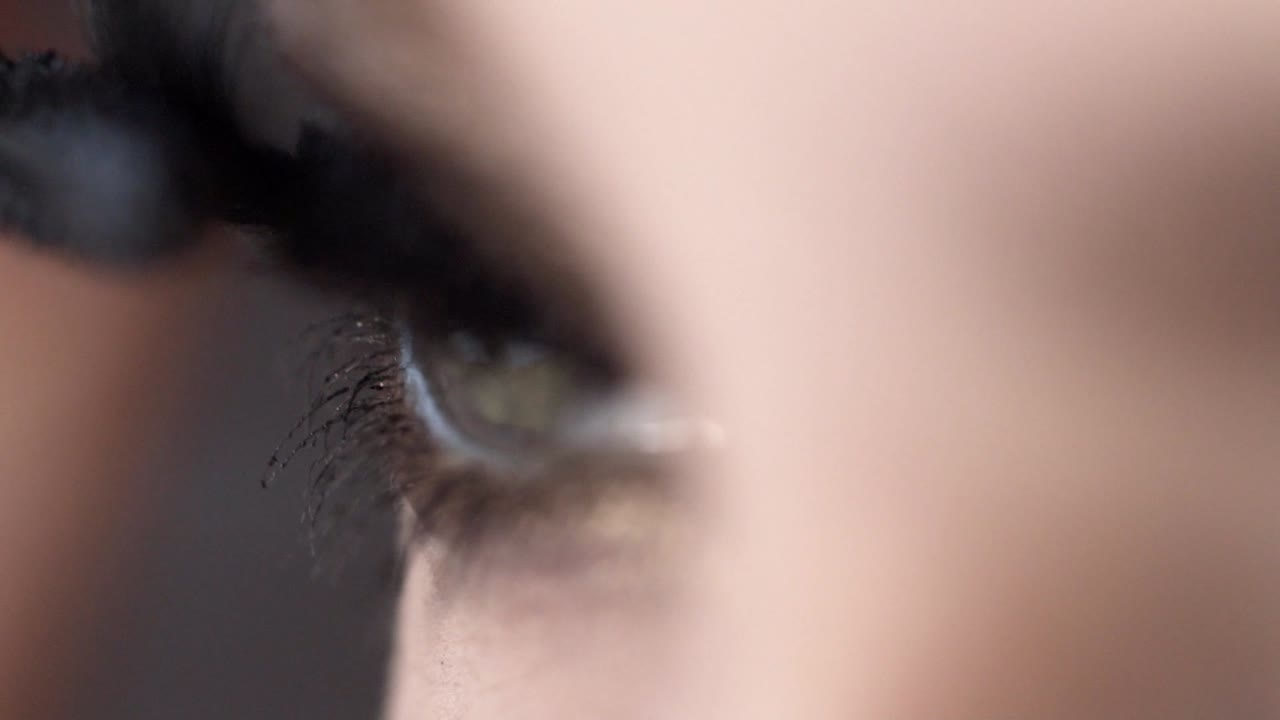 primer plano del ojo de una mujer con maquillaje