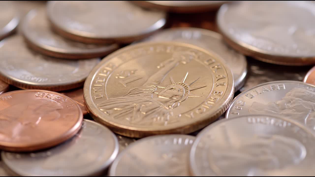 Primo piano di varie monete, incluso il design della libertà, che simboleggiano valuta, risparmi, investimenti e finanza.