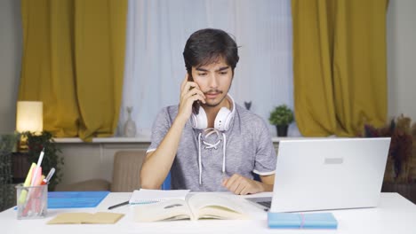 Estudiante-Varón-Hablando-Infeliz-Por-Teléfono.