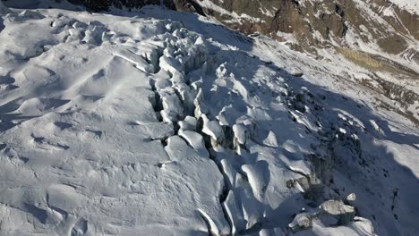 Vista-Aérea-De-Un-Glaciar-En-Los-Alpes:-Sombras-Y-Agujeros-Helados,-Paisaje-Invernal