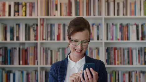 retrato de una mujer de negocios mayor feliz que usa un teléfono inteligente disfrutando de la navegación en línea leyendo mensajes de texto en la aplicación de comunicación de teléfono móvil en la biblioteca de la librería de fondo en cámara lenta