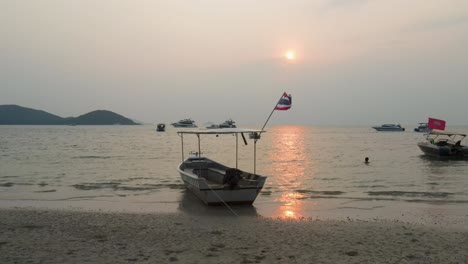 Luftaufnahme-Eines-Tiefflugs-An-Einem-Kleinen-Boot-Vorbei,-Das-Während-Des-Sonnenuntergangs-Zur-Goldenen-Stunde-Am-Strand-Von-Ao-Suan-Yai-Auf-Der-Insel-Koh-Mak-Festgemacht-Ist