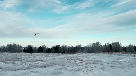 helicóptero volando sobre un paisaje nevado