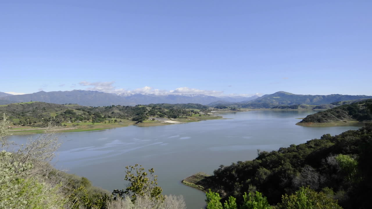 movimiento de lapso de tiempo de nubes y puesta de sol sobre casitas del lago en vista de roble california