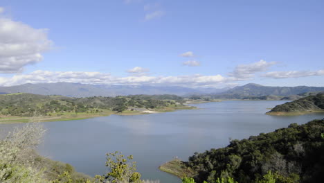 Zeitraffer-Bewegung-Von-Wolken-Und-Sonnenuntergang-über-Dem-Lake-Casitas-In-Oak-View-Kalifornien