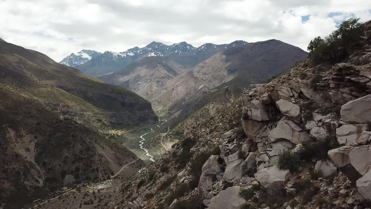 Vista aerea con drone FPV delle colline sopra il canyon Maipo e il fiume Yeso, Cile