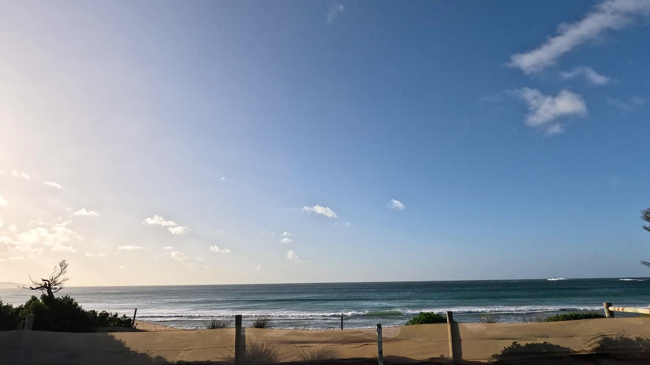 은 하늘 을 가진 조용 한 해변 장면