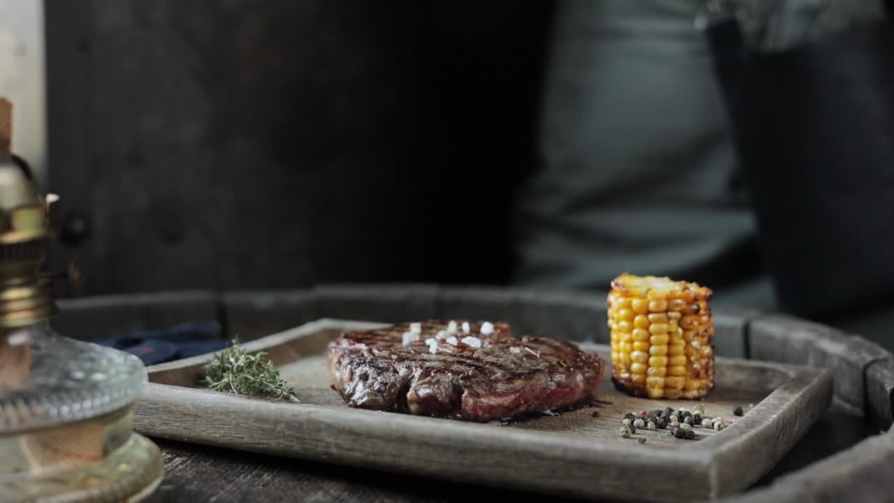 bistec a la parrilla y maíz