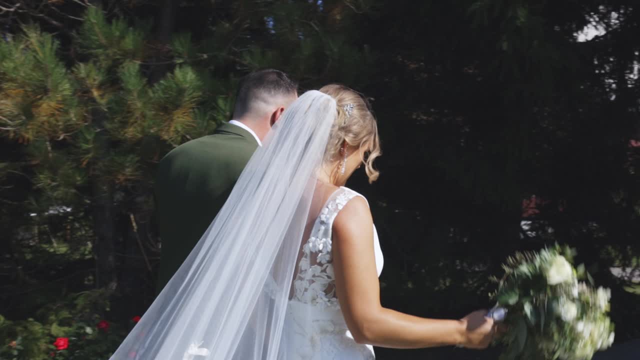 Brudeparret fejrer, når de forlader deres ceremoni