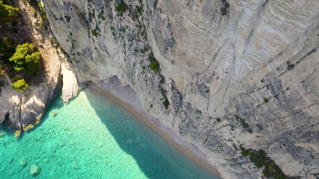 playa de oasis cerca de las cuevas de keri en zakynthos, grecia, con aguas turquesas y acantilados escarpados, día soleado, vista aérea