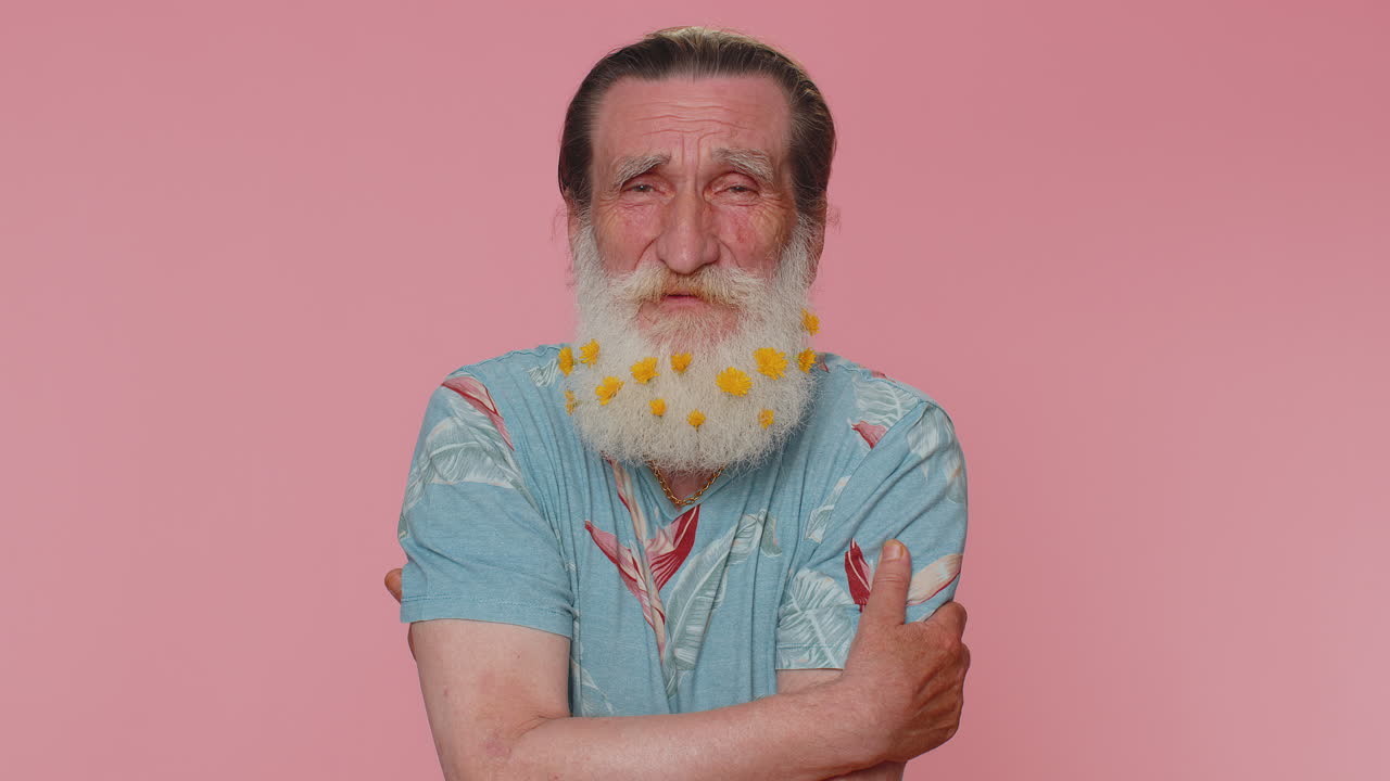 el anciano extiende las manos y te da un abrazo, una expresión agradable, sentimientos de amor, hola, bienvenido