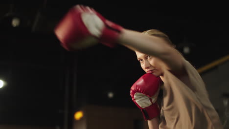 une belle fille en forme boxe dans un centre de remise en forme.