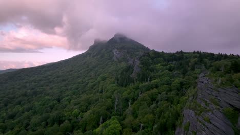 Antena-De-Montaña-Del-Abuelo-Al-Atardecer