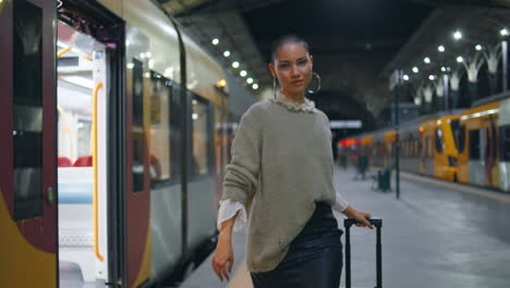 mujer en la estación de tren