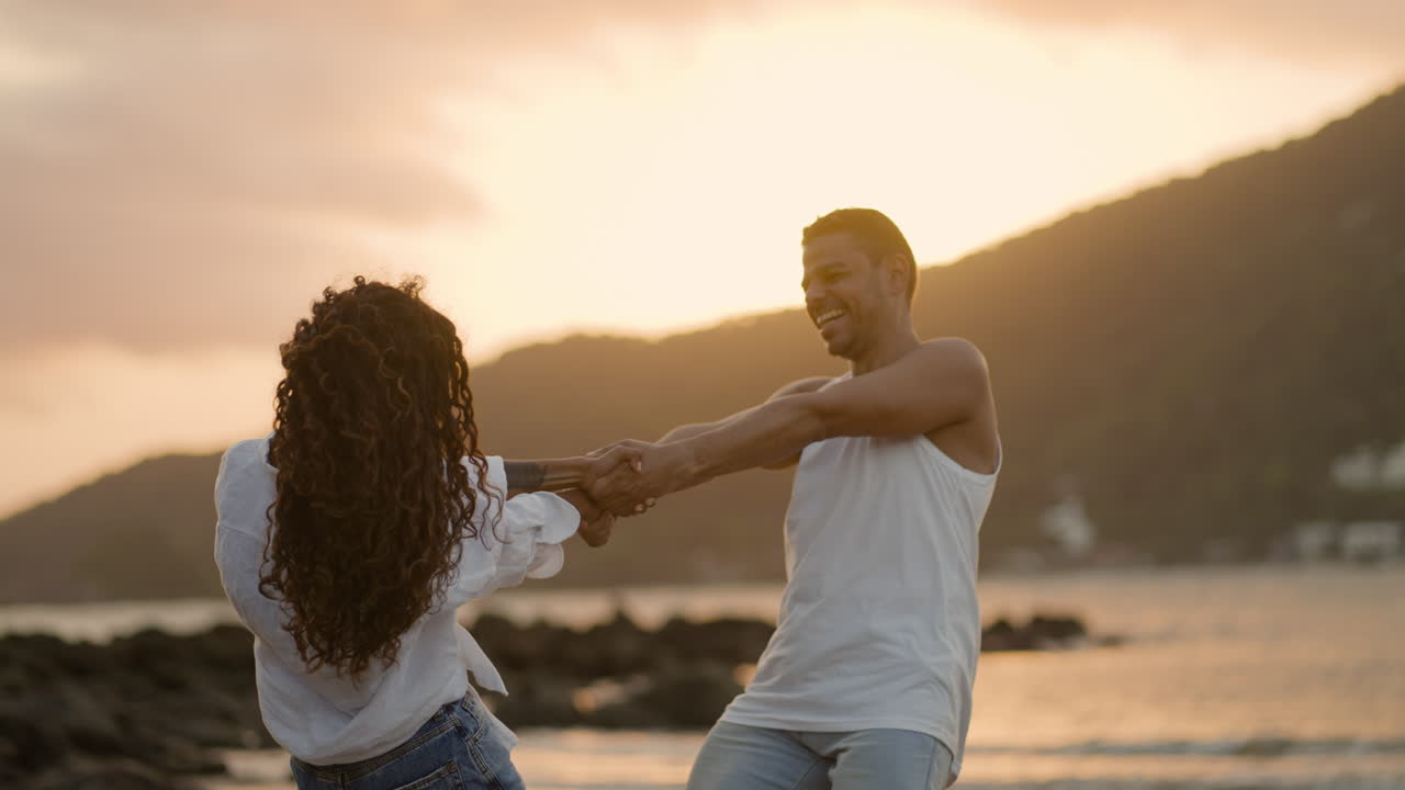 Una pareja divirtiéndose en la playa.