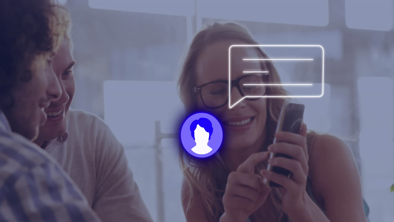 Animazione di icona del profilo, messaggio su donna caucasica che mostra il suo smartphone ai colleghi in ufficio.