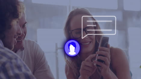 animación del perfil, icono de mensaje en mujer caucásica mostrando su teléfono inteligente a sus colegas en la oficina