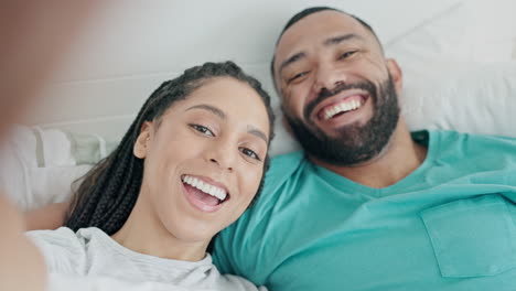 feliz, pareja y selfie en la cama