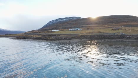 Impresionante-Islandia-Fiordo-Puesta-De-Sol-Drone-Volando-Hacia-Adelante-Sobre-El-Agua-Del-Mar