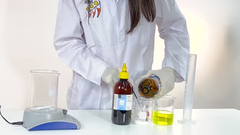 demostrando la reacción química con yodo y vitamina c