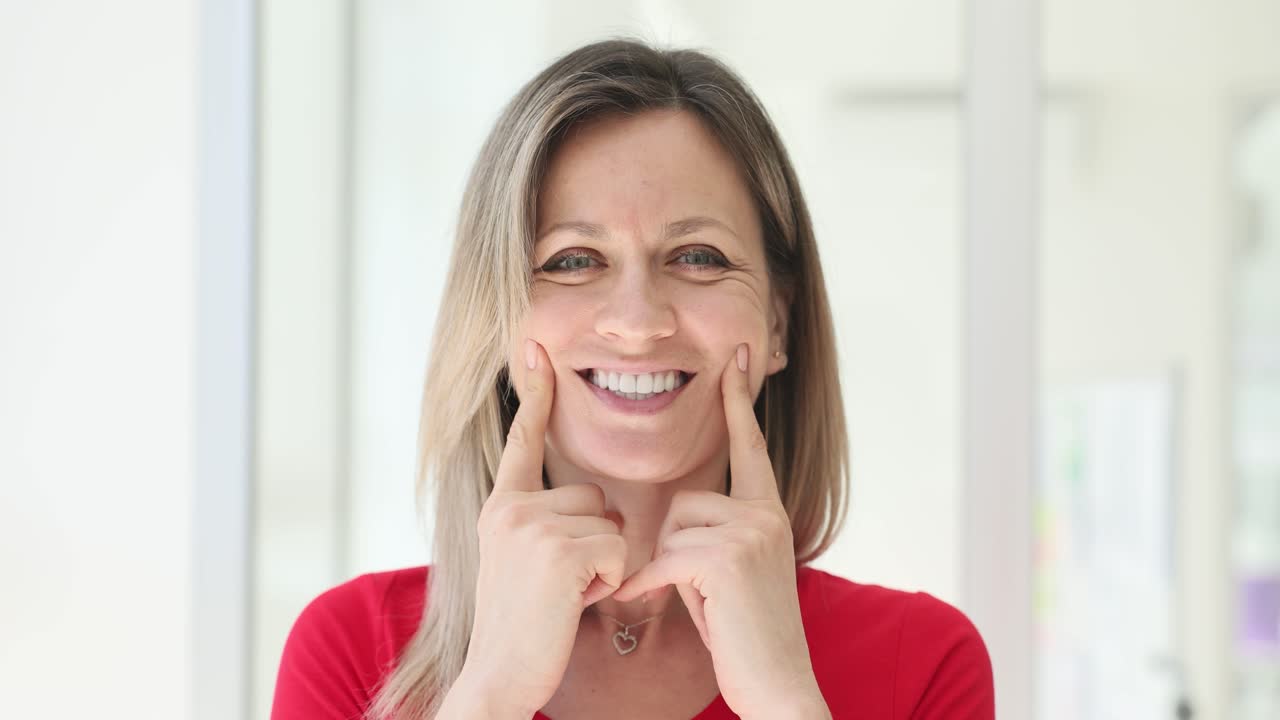 Ritratto di una donna sorridente