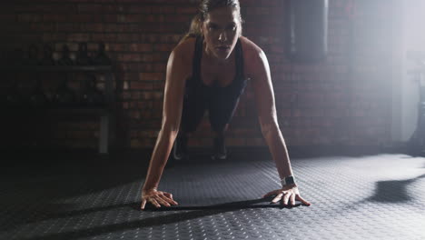 Eine-Junge-Frau-Macht-Liegestütze-Im-Fitnessstudio