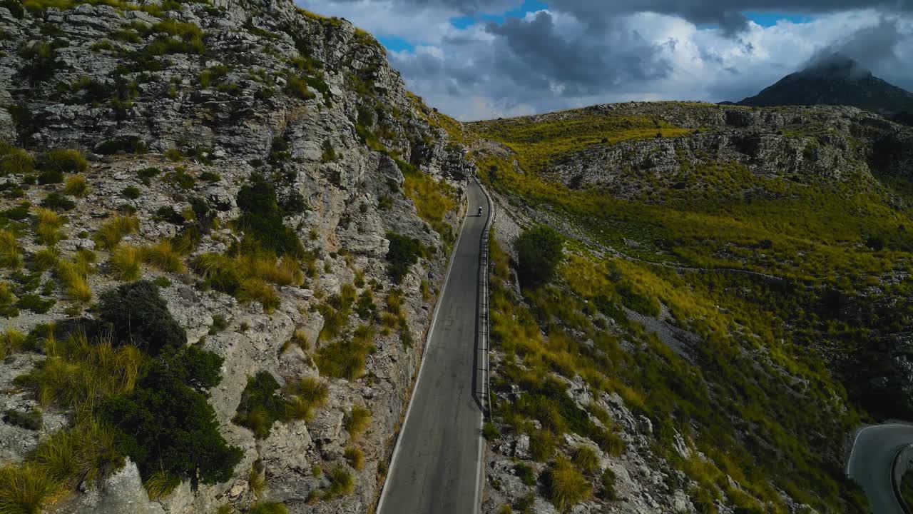 Proslulá klikatá silnice Sa Calobra (MA-2141) v pohoří Serra de Tramuntana na Mallorce. Tato ikonická trasa je oblíbenou destinací pro cyklistiku, řízení a dramatické pobřežní výhledy.
