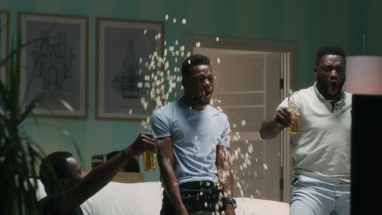 스포츠 의 승리 를 축하 하는 친구 들