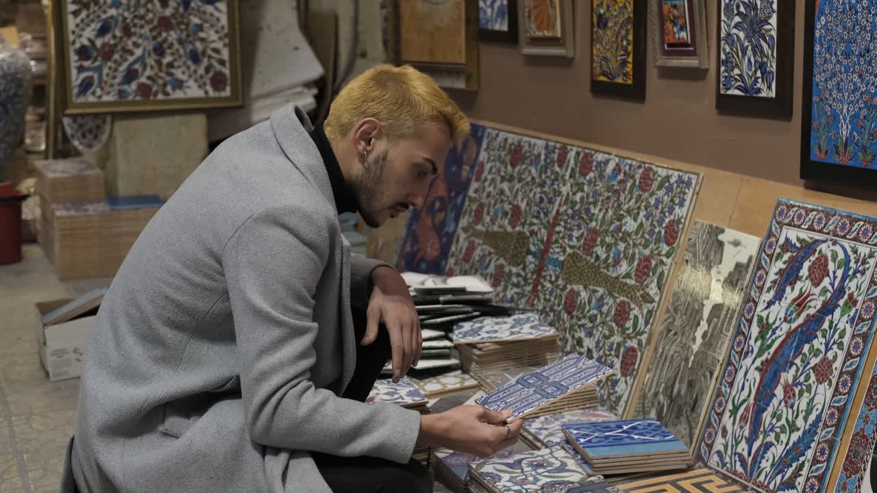 giovane uomo arte delle piastrelle