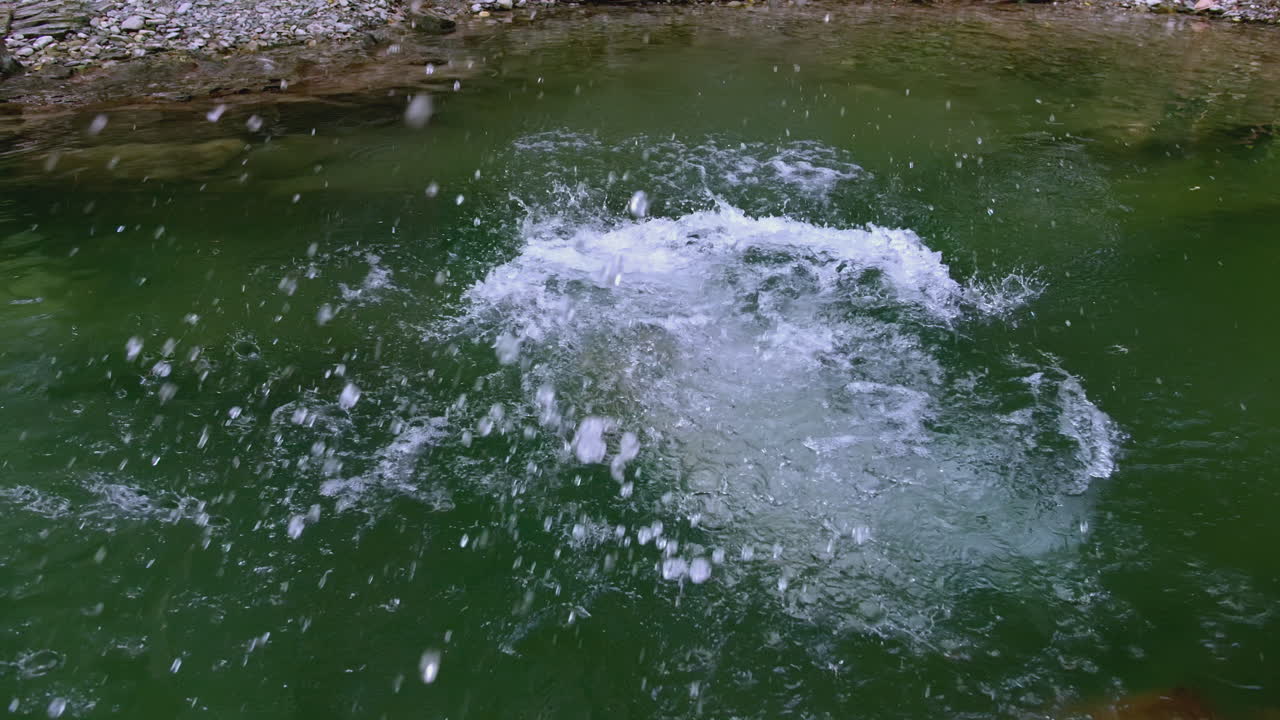 초록색 강에 뛰어드는 사람