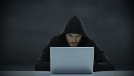 Composite-Video-Eines-Hackers,-Der-Einen-Laptop-Benutzt