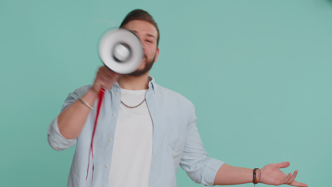 hombre hablando con megáfono, proclamando noticias, anunciando en voz alta anuncios señalando un lugar vacío