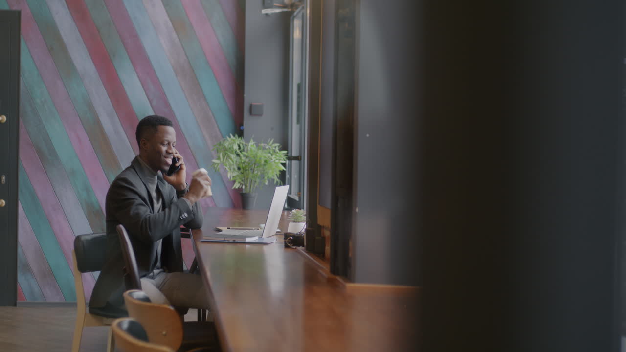 hombre de negocios trabajando en un café