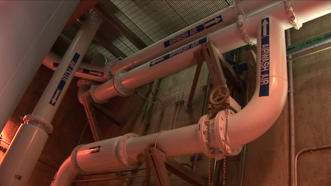 las tuberías atraviesan una planta de tratamiento de residuos