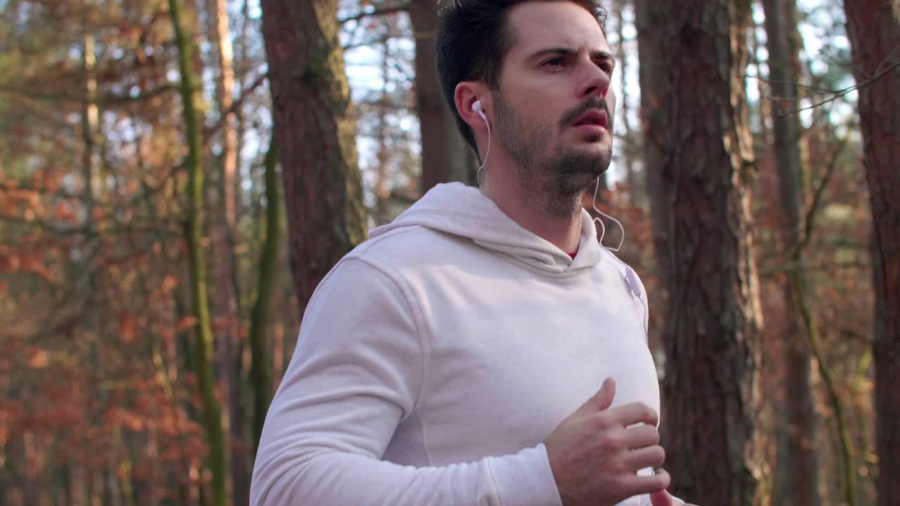 숲 속 의 달리기 선수 의 클로즈업