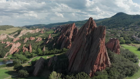 Arrowhead-Golf-Resort-In-Littleton-Colorado-Mit-Grünem-Gras,-Roten-Felsen-Und-Blauem-Himmel