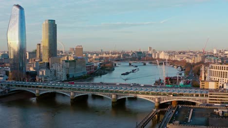 Aerial-Dolly-Blick-Nach-Westen-über-Die-Blackfriars-Bridge-In-Richtung-London-Eye-Und-House-Of-Parliament-London