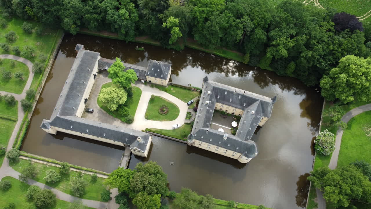 유럽 의 한 성 을 공중 에서 볼 수 있다