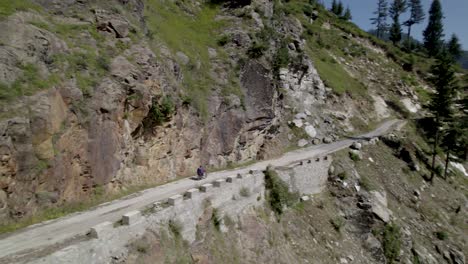 Der-Solo-Motorradfahrer,-Professioneller-Touren-Motorradfahrer-Auf-Einer-Atemberaubenden-Bergstraße-In-Den-Kaschmir-Bergen