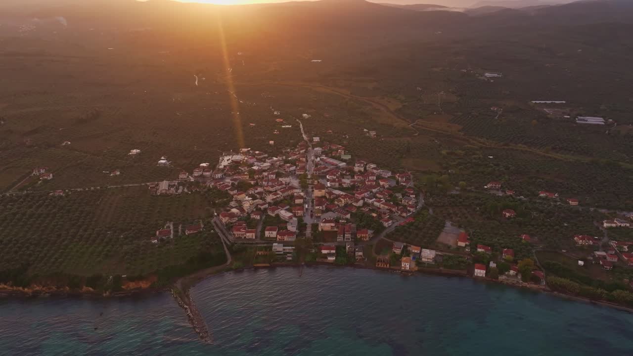 Pôr do sol dourado sobre Nea Koroni, Peloponeso