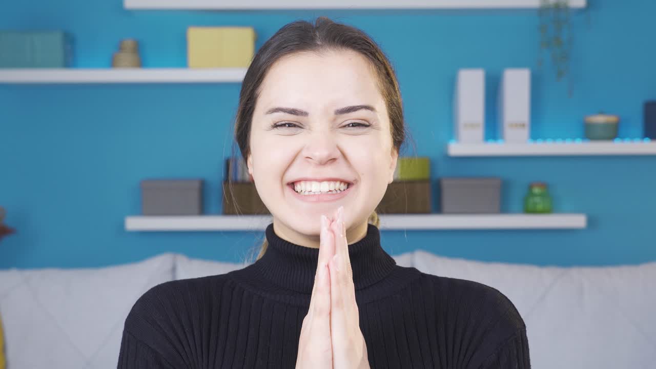 긍정적이고 창의적인 아이디어를 승인하는 여성.