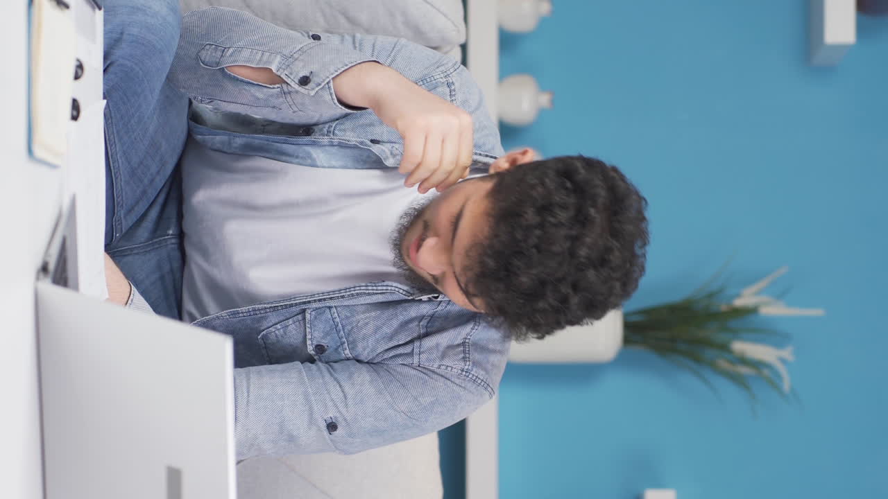 Video verticale di uomo infelice e pensieroso