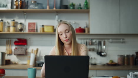 Mujer-De-Negocios-Hablando-Por-Videoconferencia-En-La-Cocina.-Mujer-Trabajando-Remotamente.