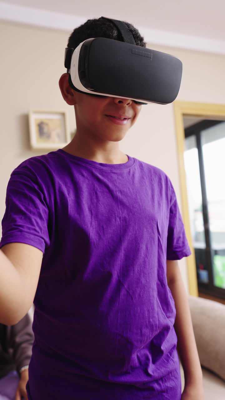 Ragazzo che gioca con un visore di realtà virtuale a casa