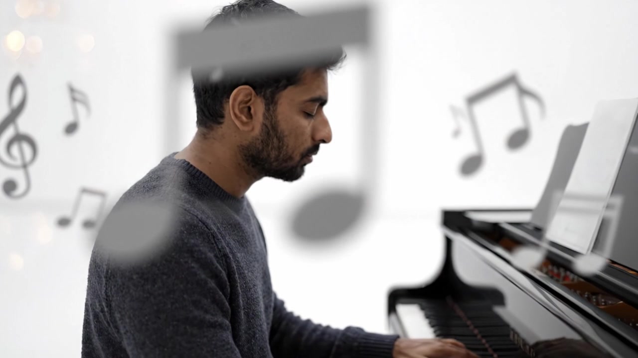 Un musicista concentrato perso nelle melodie: accattivante performance al pianoforte con note musicali che migliorano l'atmosfera di espressione artistica e creatività.